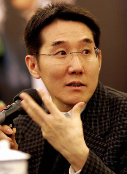 网友目击海岩坐轮椅 回应:只是脚崴了