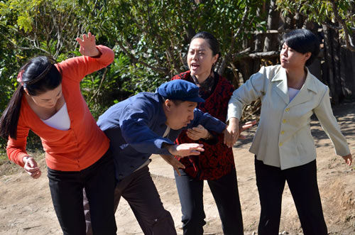 宋小寶[微博],沈春陽[微博],關婷娜[微博]等主演的電視劇《櫻桃紅》將