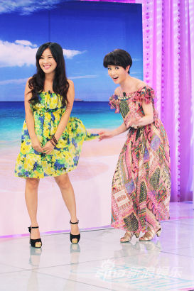 美俏教学海滩秀寇乃馨撩嘉宾短裙