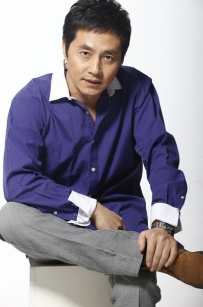 谭洋《槐树》饰吴秀波情敌 痴迷王雅捷|王雅捷|吴秀波|谭洋_新浪娱乐