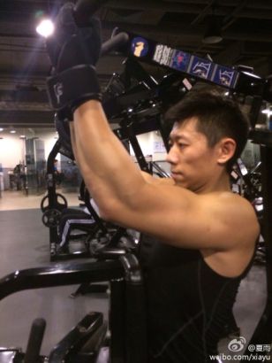 夏雨晒八块腹肌惊呆网友 颠覆瘦弱形象