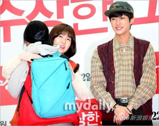 沈恩京携手b1a4成员真英参加freehugs活动