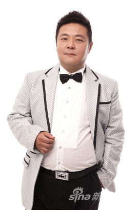 骆佳发布西装写真尽展成熟魅力图