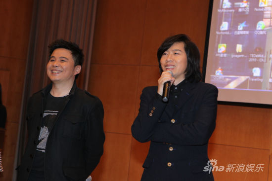 水木年华新专辑发布 缪杰受伤拄拐出席