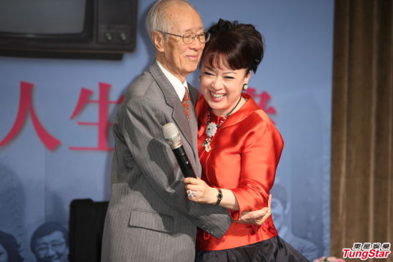 翁倩玉为92高龄父亲新书站台 贴心献吻