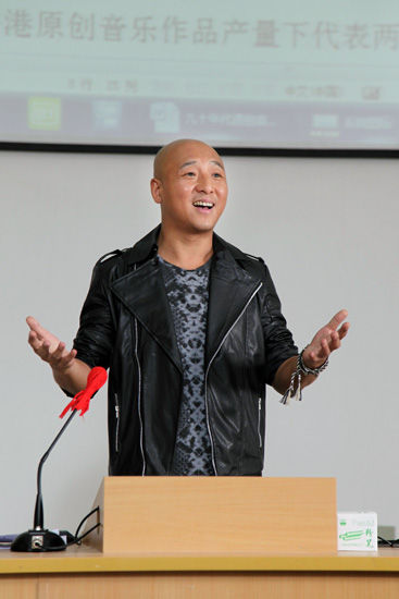 周晓鸥《一又二分之一的夏天》饰演大学教授罗海滨朱丹,周晓鸥《一又