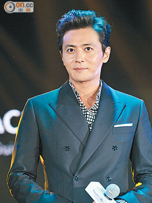 张东健把握当下 灰色西装尽显成熟男人味