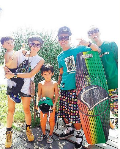 谢霆锋爱子可爱:lucas脱上衣quintus露肚|谢霆锋|张柏芝