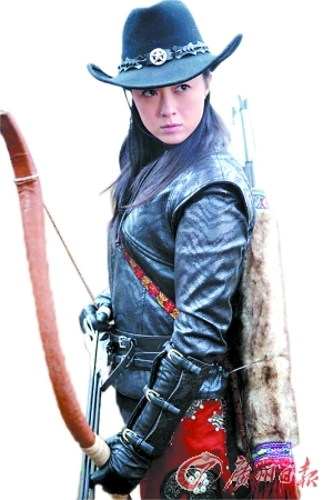 一拳把日本兵打飞.一手把日本兵撕开两边.抗日神女"裸体"敬礼被质疑.