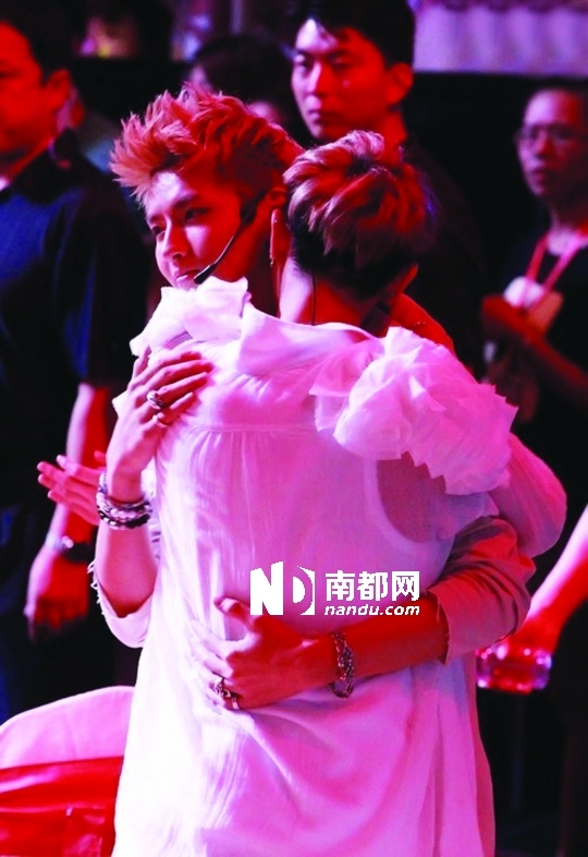 评论:不是所有拥抱都能叫世纪拥抱