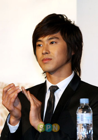 东方神起队长首谈成员解约:大家不要听信谣言