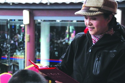 "站长太太"马军勤给孩子们颁发证书