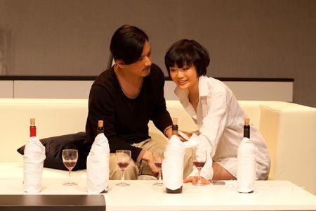 素以知性表演著称的青年演员王唯伊在该剧中性感亮相,高调