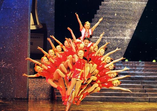 河北省杂技团《雏凤凌空——女子车技》