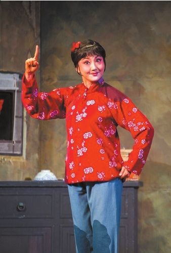 上图吕慧敏演出《红灯记》.