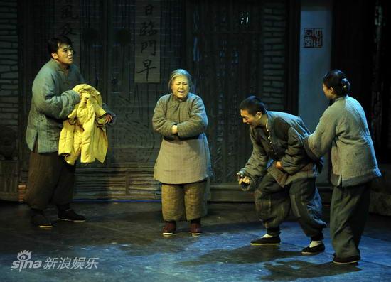 《四世同堂》首演 黄磊孙红雷获最多掌声(组图)
