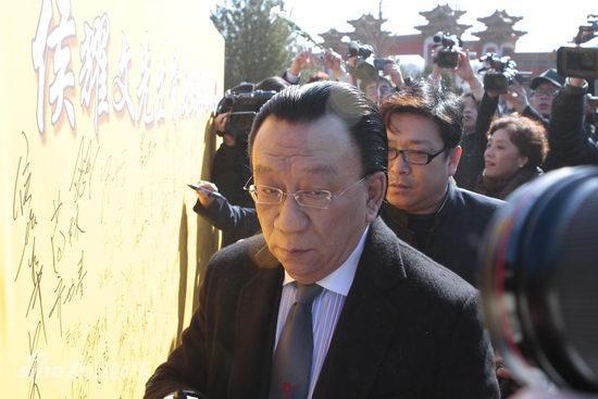 图文:侯耀文安葬仪式--侯耀华表情凝重