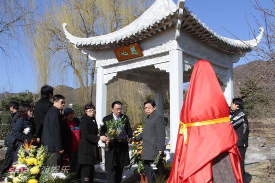 图文:侯耀文安葬仪式--侯耀华为侯耀文献花