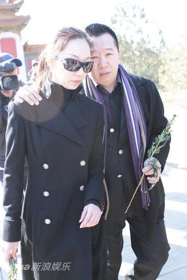 图文:侯耀文安葬仪式--侯军慰藉侯瓒