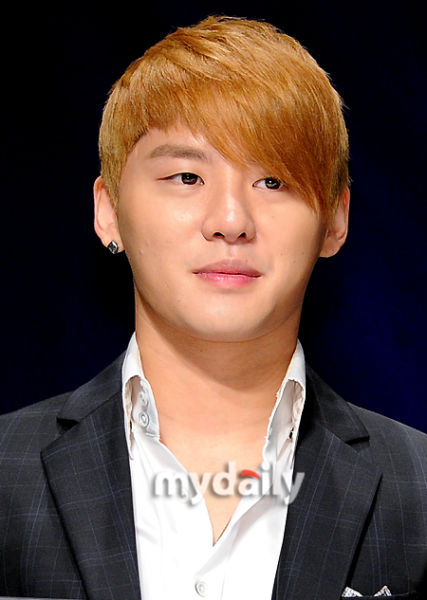 金俊秀出席第5届韩国音乐剧颁奖礼发布会(图)