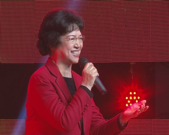 歌唱家耿莲凤演唱《唱支山歌给党听》