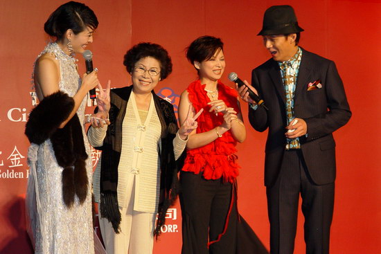 奖颁奖式星光 大道上,接受贾咏婕及聂云访问文英于40届金马奖颁奖式上