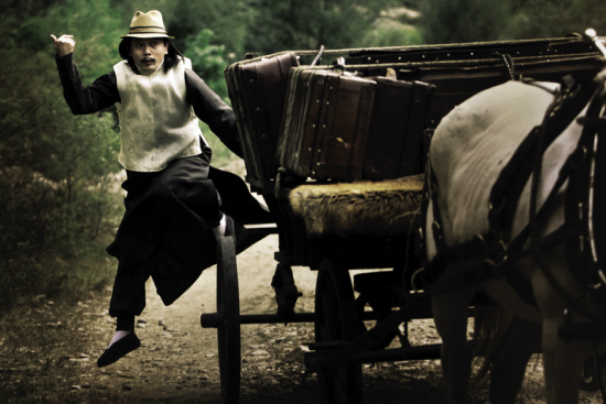 《让子弹飞》公布剧照 葛优显诡谲刘嘉玲很凝重