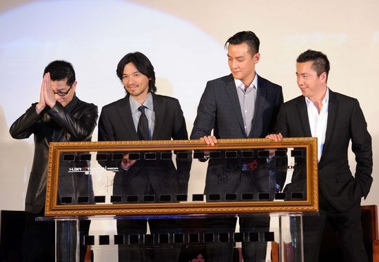 吴彦祖(左三)与华谊兄弟的王中军(左一),王中磊(右一)昨日共同宣布了