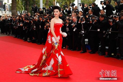 戛纳电影节开幕 范冰冰仙鹤装展示中国美(图)