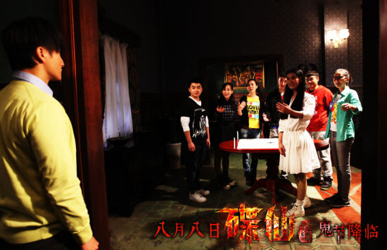 《碟仙诡谭》展现禁忌游戏 同学死党尖叫|碟仙诡谭|禁忌|游戏_新浪娱乐_新浪网