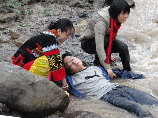 侯凯《黑竹沟之约》片场激流遇险(组图)