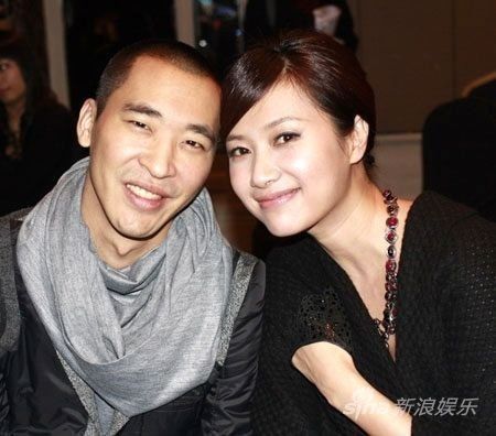 徐静蕾6日被韩国媒体指出早已和黄立行登记结婚。