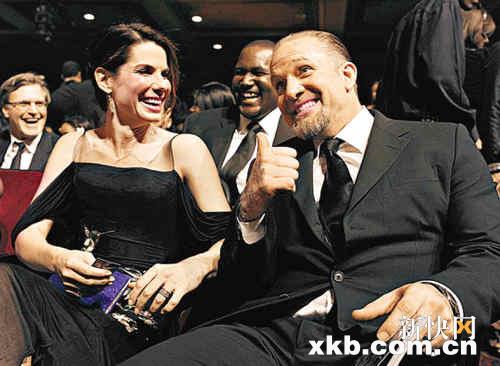 德拉连夺多个影后奖,老公jessejames竖起拇指表祝贺.