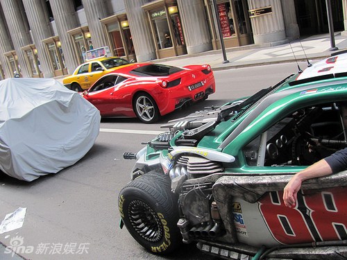 变形金刚3新剧照三色纳斯卡跑车全副武装
