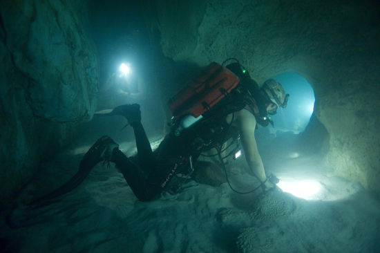 珠江隧道是在水底吗图片