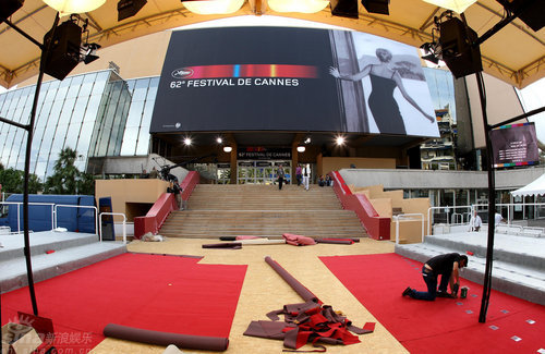 组图:戛纳电影节开幕式在即 工作人员布置红毯
