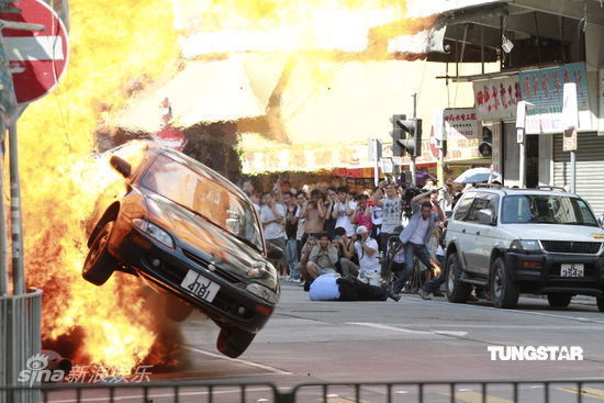谢天华潜行狙击封街拍炸车场面喊紧张图