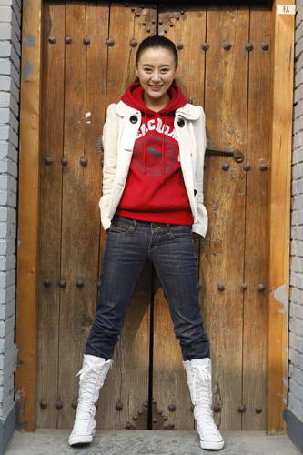 组图:周牧茵胡同休闲写真 诠释乐活达人一派