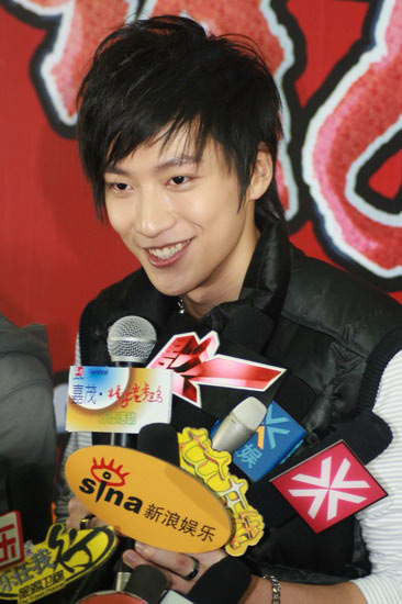 图文:《棒子》发布会 乔任梁接受新浪采访_影音娱乐_新浪网