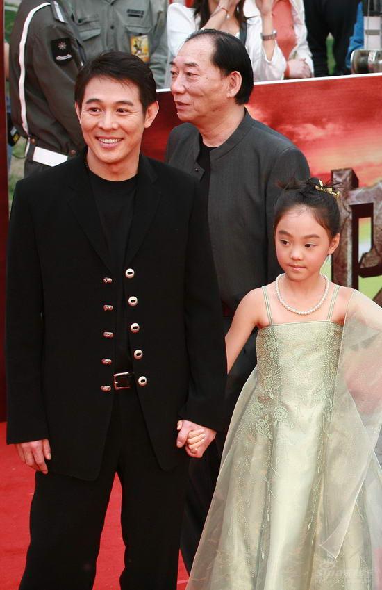图文功夫之王红毯李连杰牵女儿开心不已