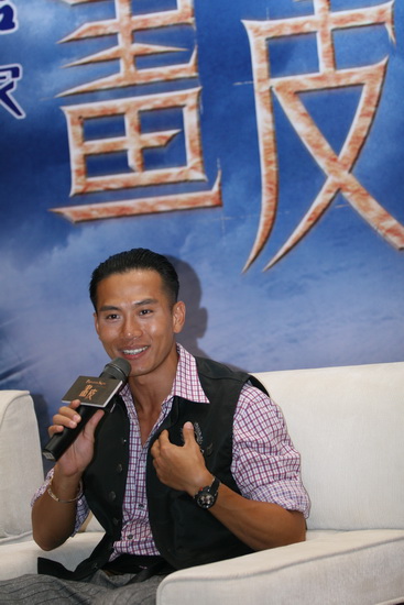 戚玉武笑容憨厚新浪娱乐讯 由香港知名导演陈嘉上执导,汇集了赵薇