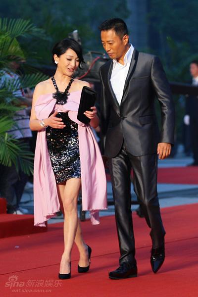 图文:上海电影节开幕--周迅张涵予谈笑风生