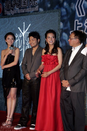 "花木兰之夜"沪绽放 赵薇胡军惺惺相惜