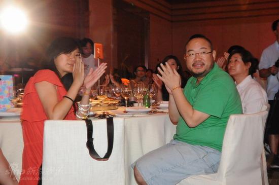 图文石头主创大婚张一白与女友为新人打气