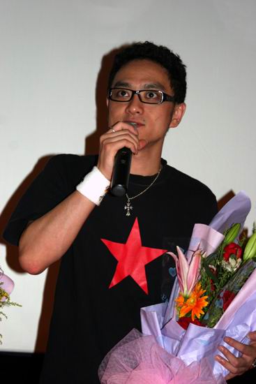 7月19日,80后新人导演杨庆率主演徐峥,乔任梁,李小璐,赵英俊抵达深圳