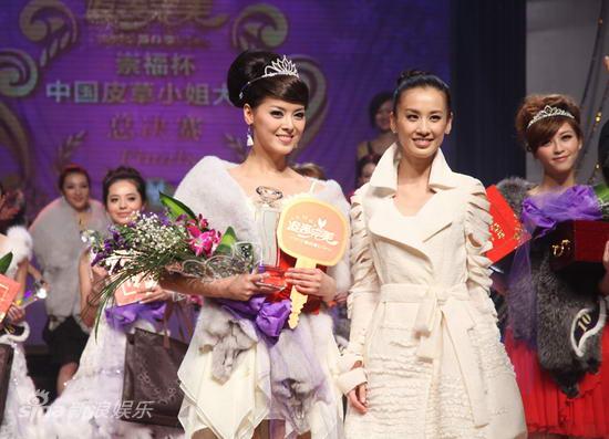 图文杨子携黄圣依任评委黄圣依为王维湘颁奖