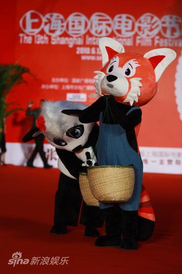 图文上海电影节开幕红毯熊猫总动员人偶表演