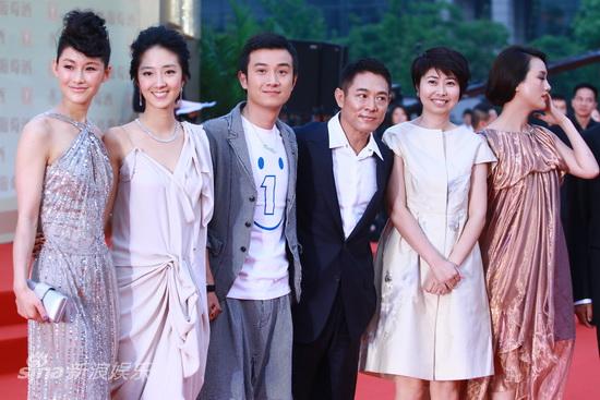 图文上海电影节开幕红毯海洋天堂剧组合影