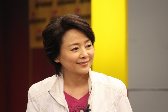 图文张瑜聊庐山恋2010笑容满面