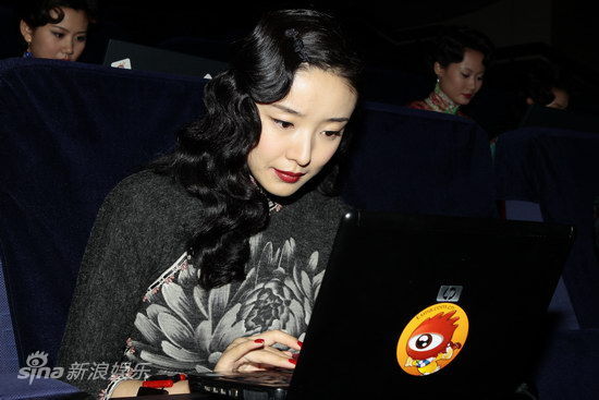 图文:十三钗微访谈-女演员身着戏装